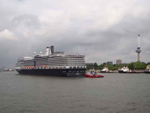 Cruiseschip ms Eurodam van de Holland America Line aan de Cruise Terminal Rotterdam